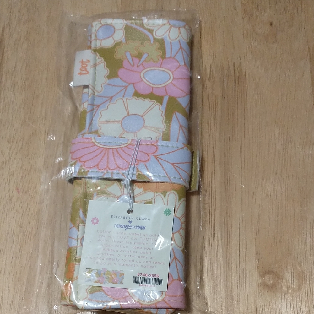 Elizabeth Olwen Floral Roll-Up Brush Organizer in Pink, Blue & Olive
